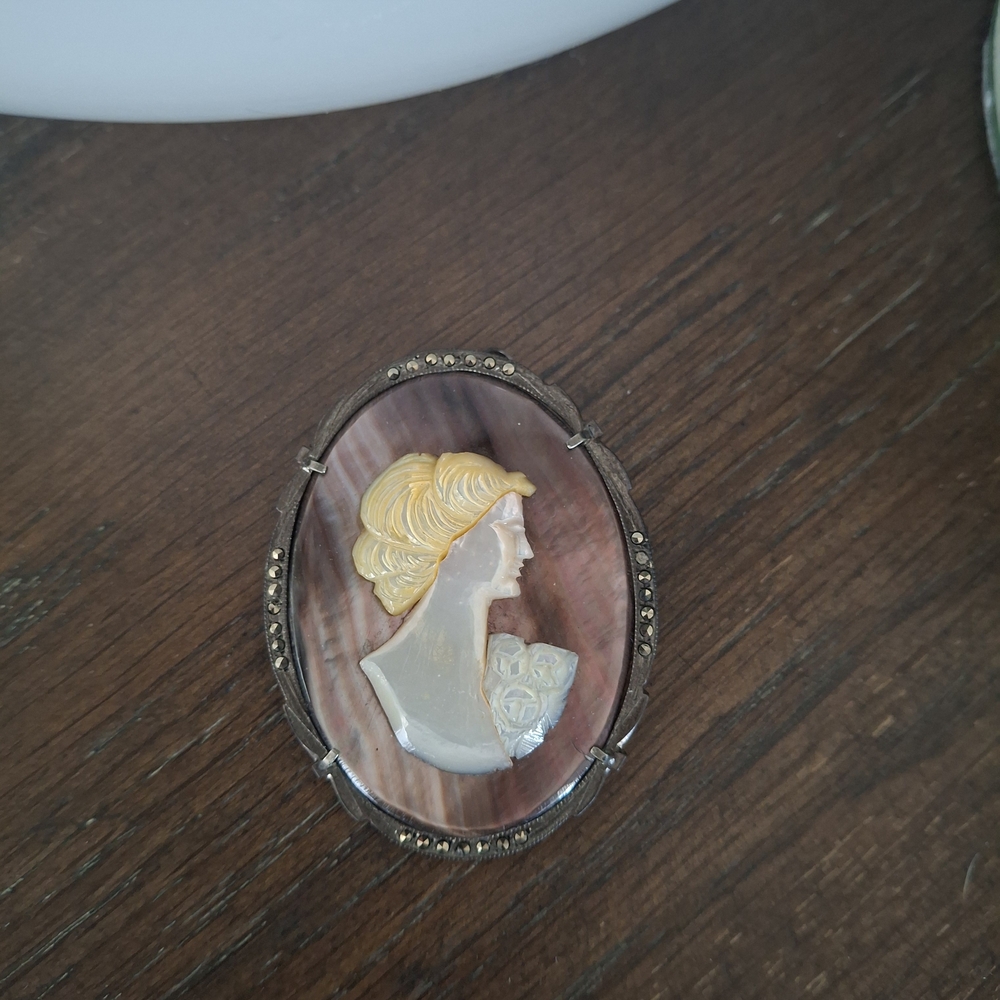 Vintage Elegant Brooch with Gold and Brown Accents